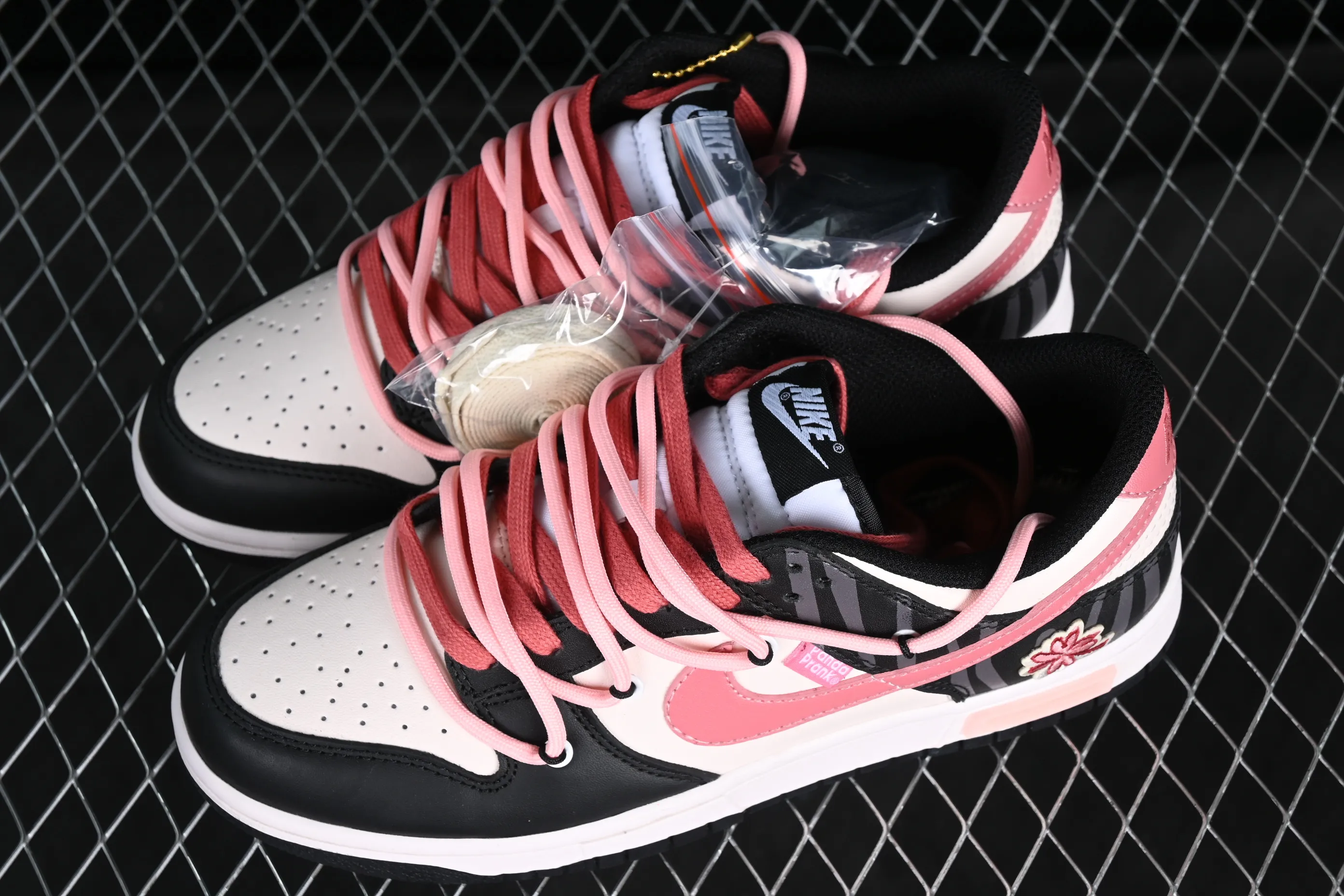 All Categories Nk SB Dunk Series Nk SB Dunk Low Low-top Sneakers Nk Dunk Low Panda Prank-Summer Theme Gesanghua Strawberry Oreo SB Strap Low-top Casual Sneakers CW1590-100